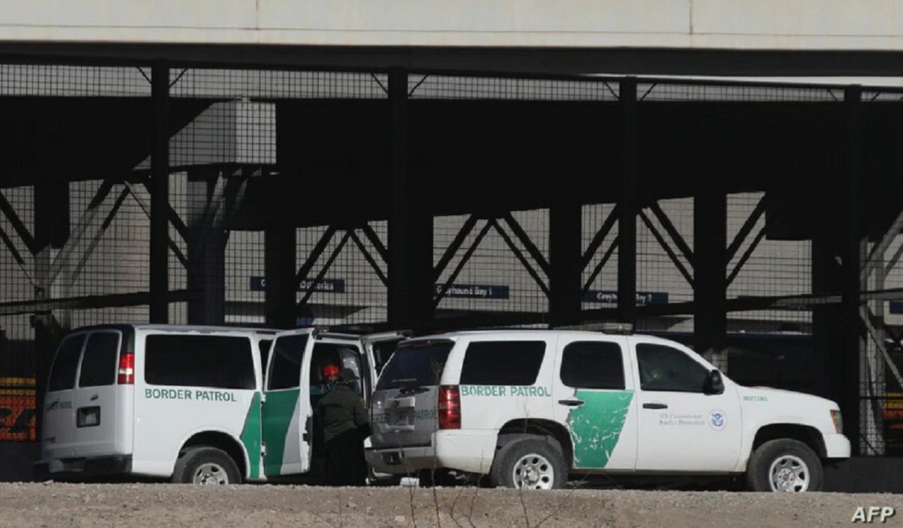 Agentes de la Patrulla Fronteriza detienen a migrantes luego de cruzar la frontera de Río Grande entre El Paso, Texas, Estados Unidos, y Ciudad Juárez, Chihuahua, México. | Foto: AFP / VOA.