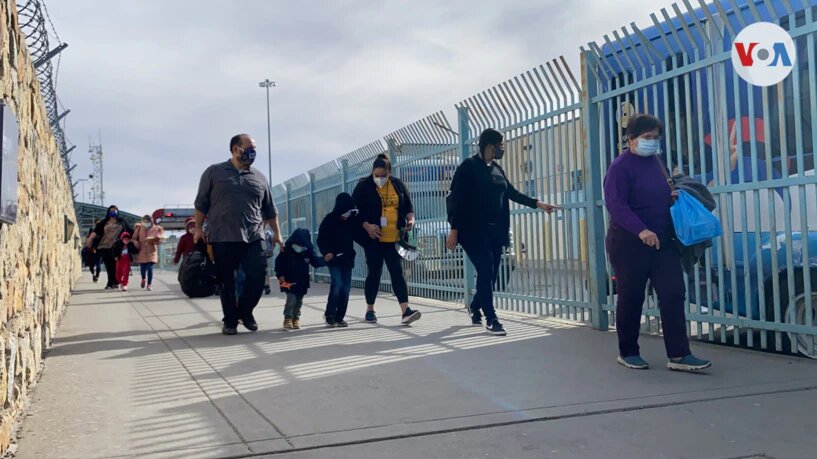 Primer cruce autorizado de 25 inmigrantes desde territorio mexicano a Estados Unidos. Algunos de estos migrantes llevan años esperando respuestas a sus solicitudes de asilo.