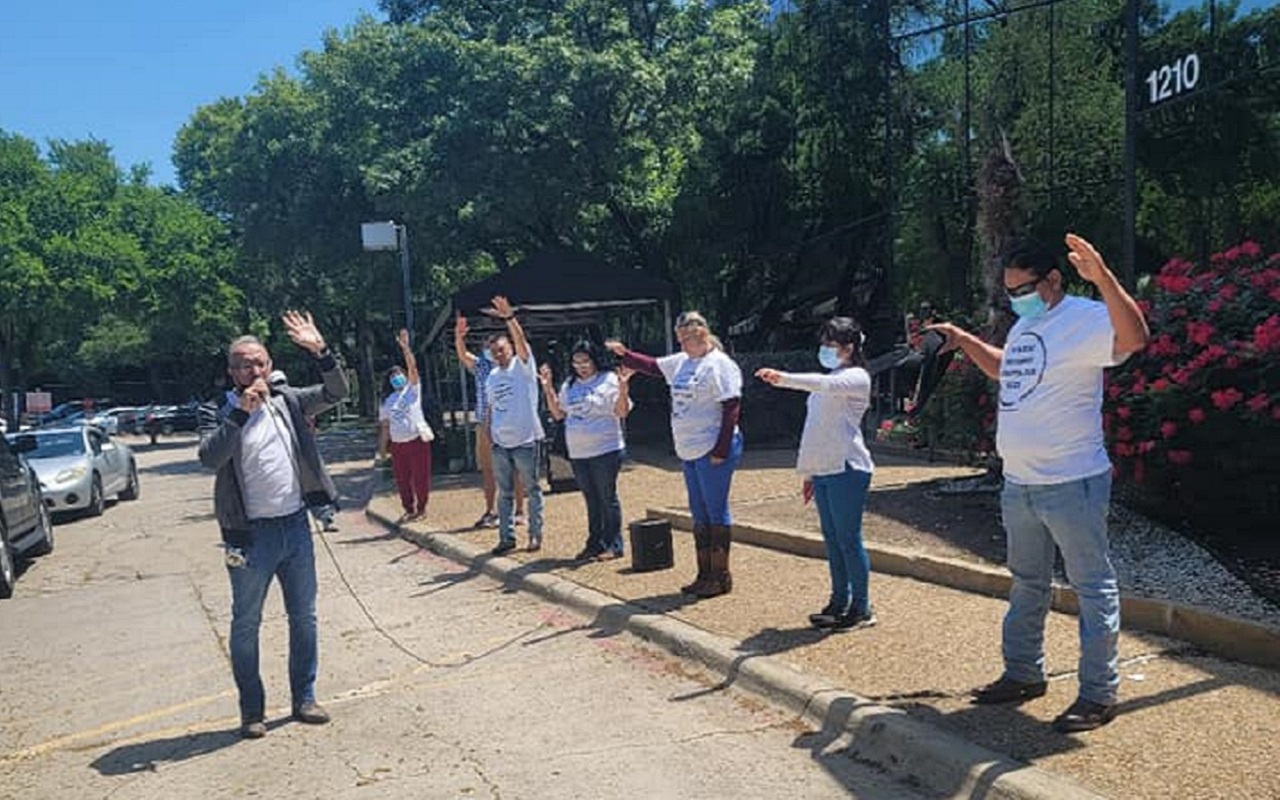 Migrantes manifestándose frente al consulado mexicano en Dallas. | Foto: Facebook de Carlos Quintanilla.