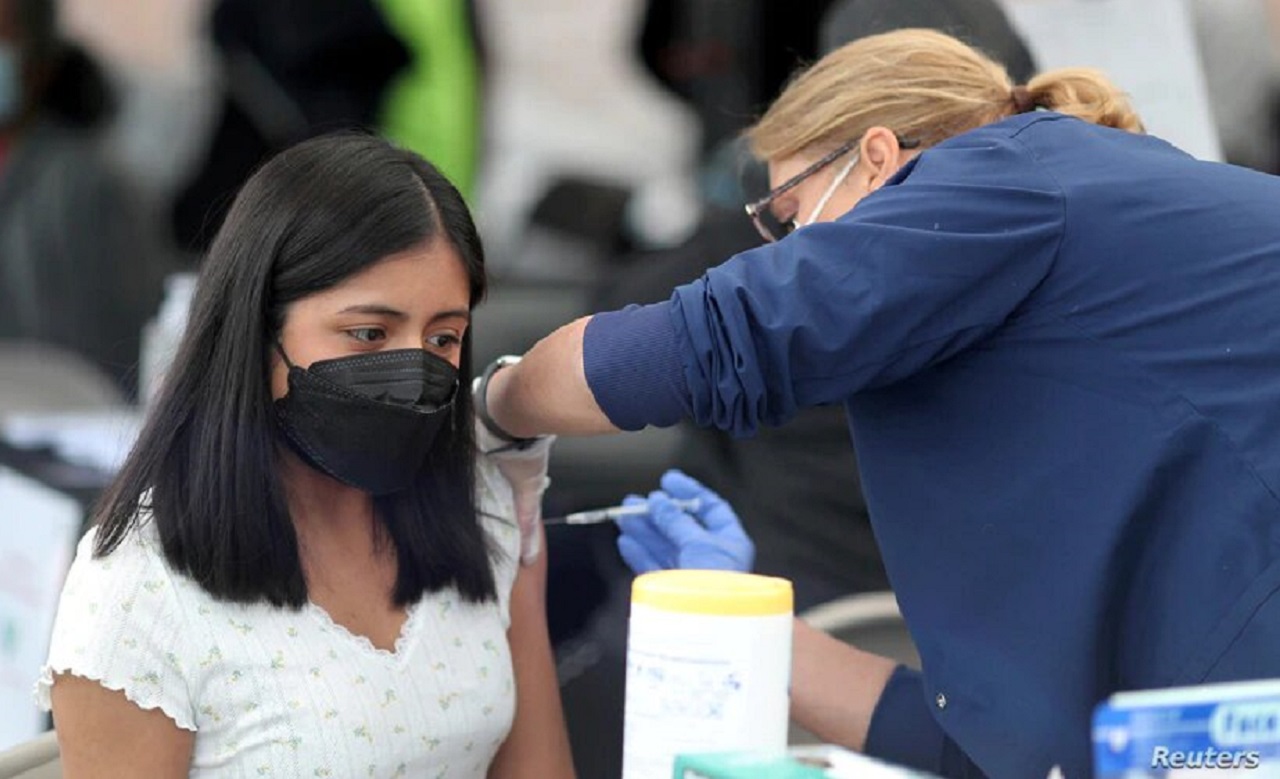 Las adultos jóvenes ya podrán vacunarse en Florida. | Foto: Reuters / VOA.