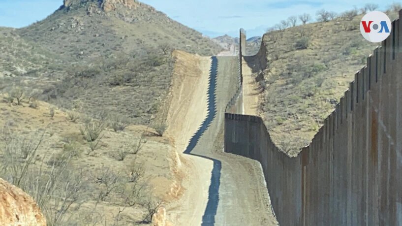 El camino construido al lado del muro en la frontera entre México y USA. Arivaca, Arizona.