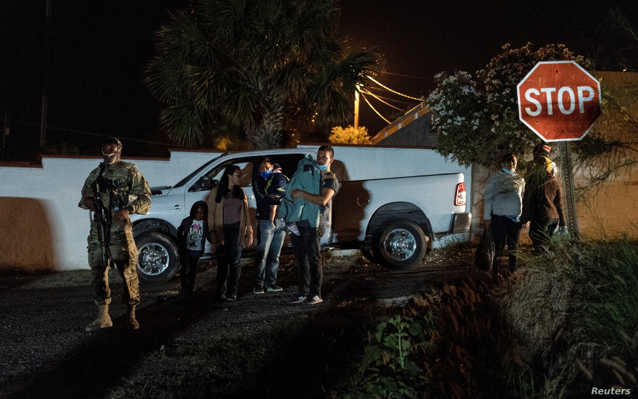 Un grupo de inmigrantes en busca de asilo en Estados Unidos fueron detenidos por la patrulla fronteriza al cruzar el Río Grande desde México hacia Texas el 17 de abril de 2021 | Foto: Reuters / Voz de América