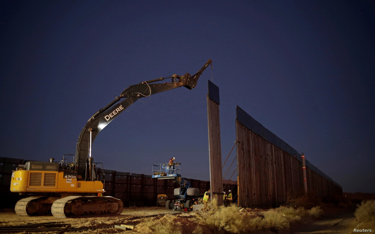 Trabajadores de la construcción laboran en un tramo del muro a lo largo de la frontera en Nuevo México, Estados Unidos, en enero de 2021. | Foto: Reuters / Voz de América