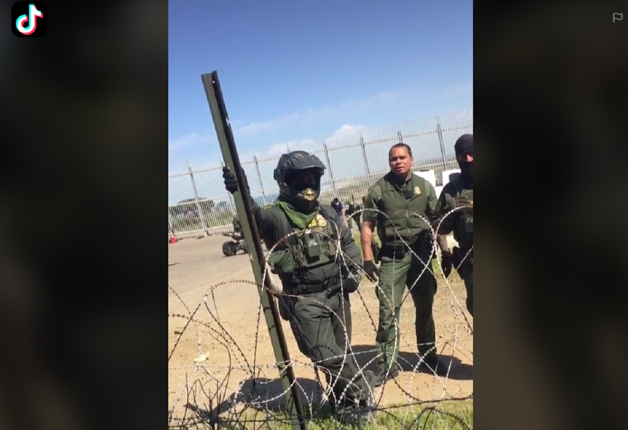 Captura de uno de los videos de TikTok de la plática entre el joven mexicano y el agente de la Patrulla Fronteriza. | TikTok de Osvaldo Sánchez.