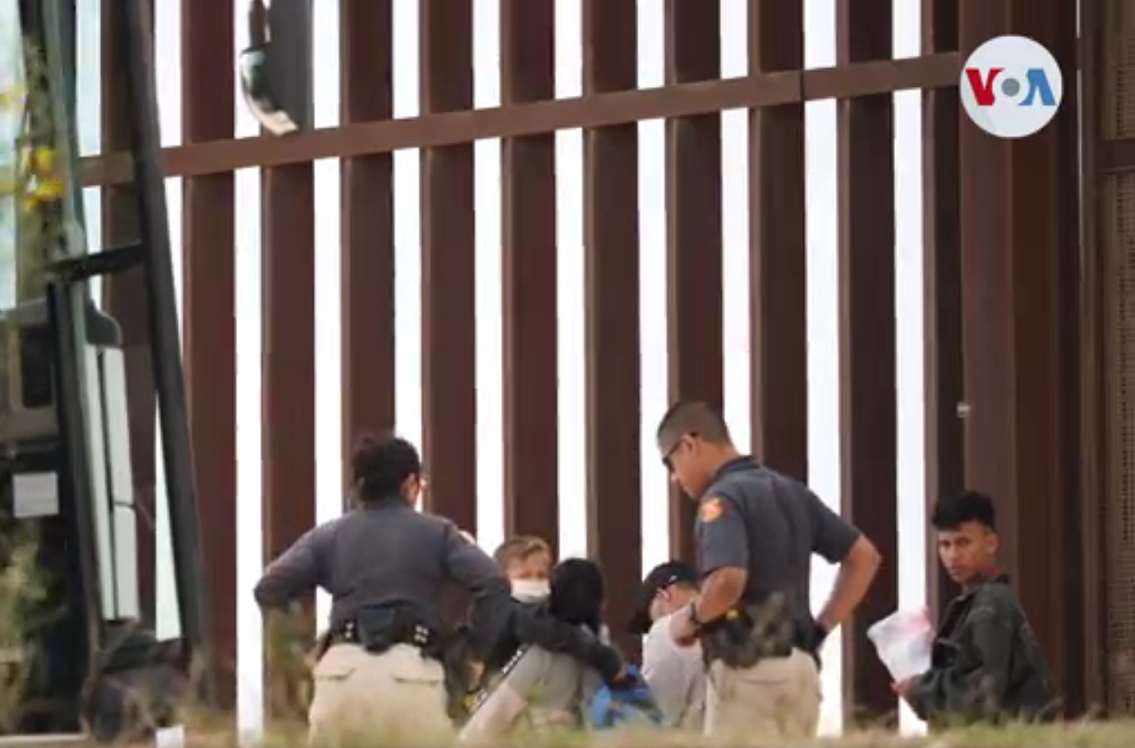 La policía de Texas ha tenido que ayudar a la Patrulla Fronteriza a controlar la llegada de inmigrantes y de criminales a la frontera sur de USA. | Foto: Voz de América.
