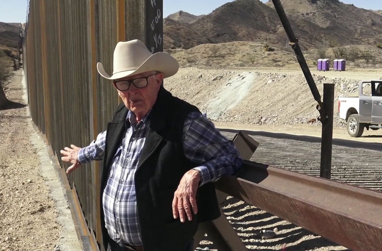 Jim Chilton, propietario de una hacienda atravesada por el muro de Donald Trump, cuenta cómo es vivir cerca de esta imponente construcción. | Foto: Voz de América.