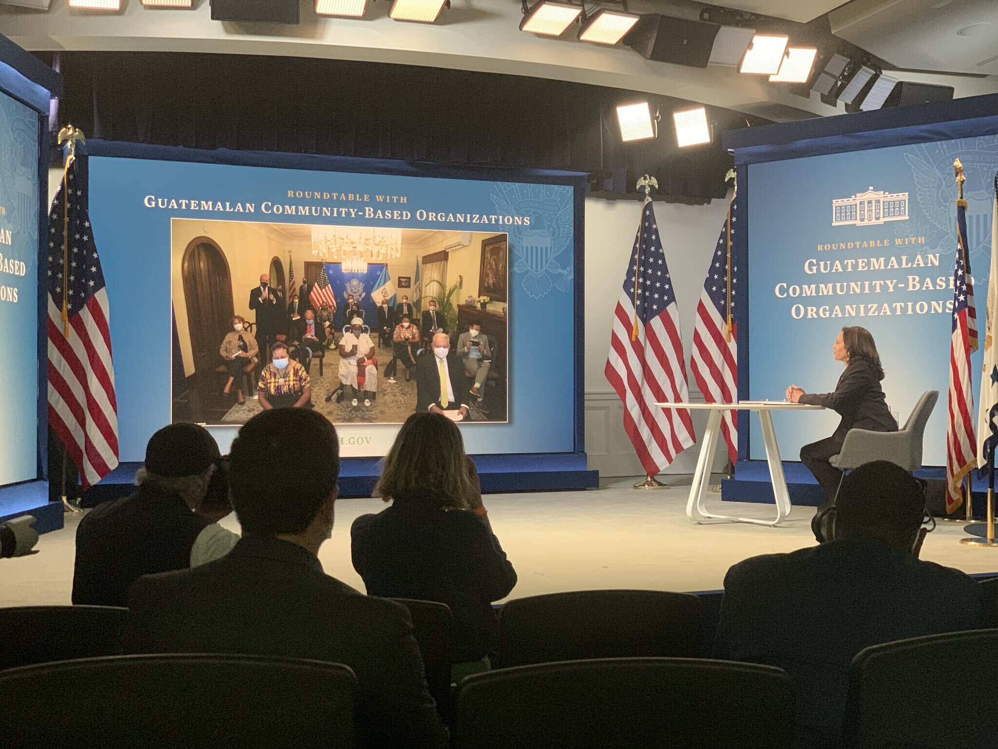 La vicepresidenta durante su reunión con organizaciones de Guatemala. | Foto: Twitter @JorgeAgobian