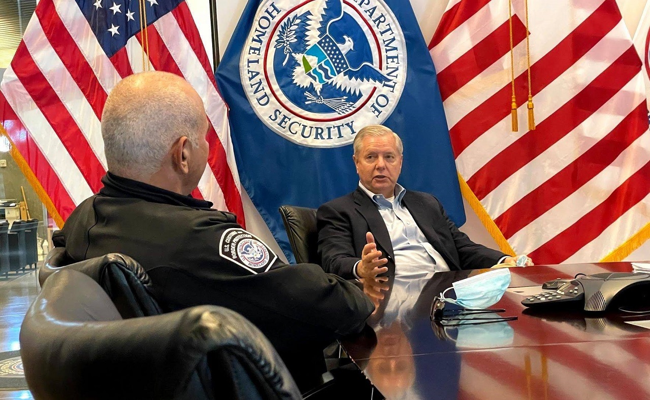 Lindsey Graham (a la derecha), uno de los republicanos que presentaron estas propuestas antiinmigrantes. En la foto aparece con un agente de Seguridad Nacional durante una visita en Arizona para supervisar la situación de la frontera con México. | Foto: Twitter de Lindsey Graham.
