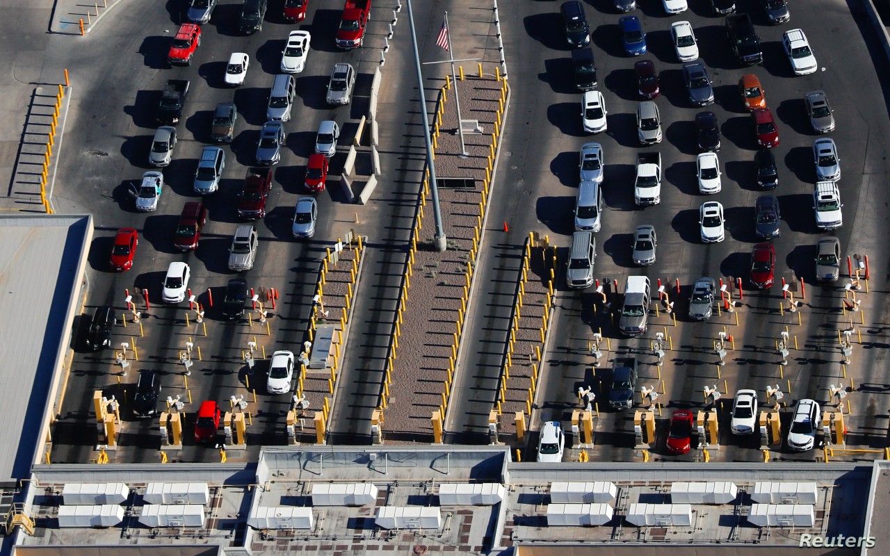Las filas de automóviles esperan en la frontera entre EE. UU. y México en Ciudad Juárez. | Foto: Reuters / Voz de América