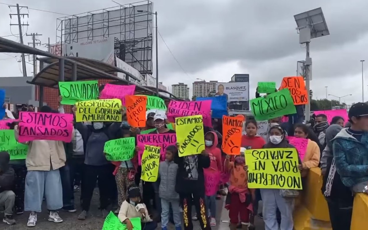 Los manifestantes se plantaron en frente de la frontera el viernes por la tarde | Foto: Captura de pantalla de un video de Claudia Orozco