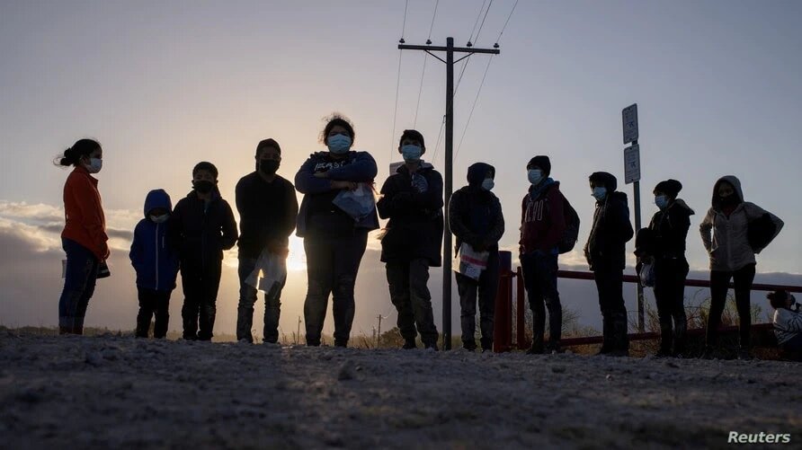 De acuerdo con diarios locales de California, muchas de las personas deportadas en estas semanas son familias migrantes enteras. | Foto: Reuters/VOA.