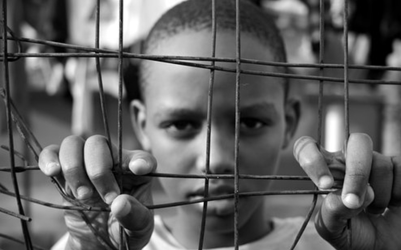 Piden cerrar centro de detención para niños migrantes de Florida