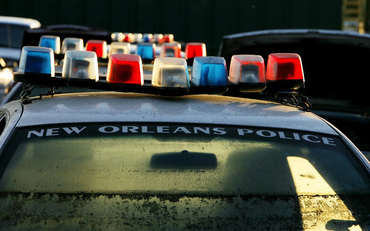 Una larga fila de patrullas policiales custodian las calles de Nueva Orleans. | Foto: Reuters / Voz de América