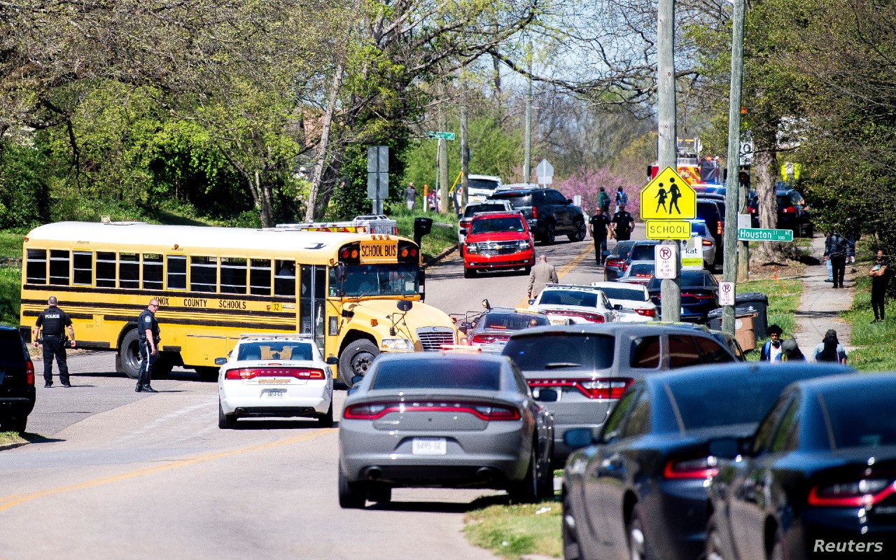 La policía asiste a un tiroteo en Austin-East Magnet High School en Knoxville, Tennessee, EE. UU., el 12 de abril de 2021. | Foto: Reuters / Voz de América