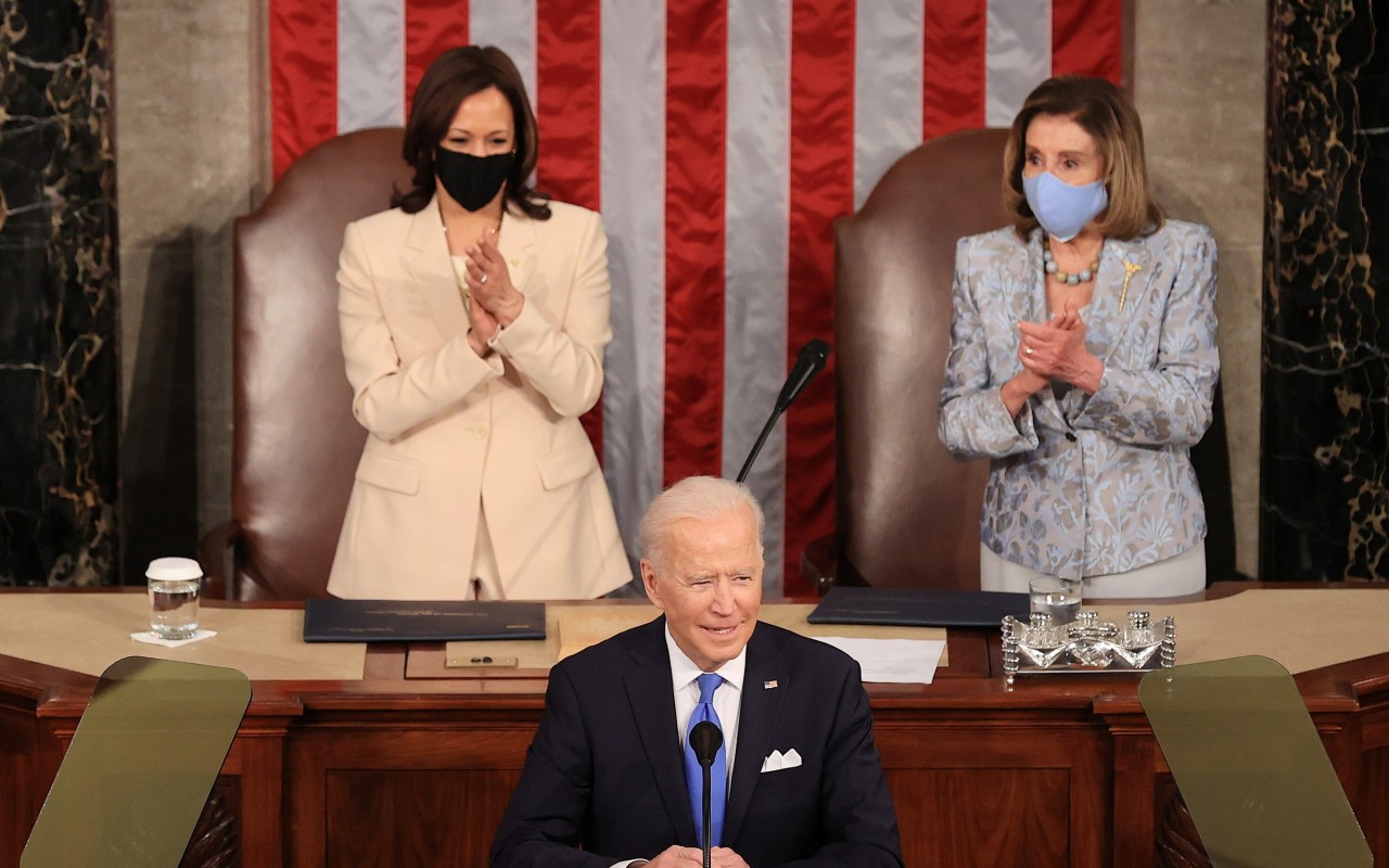 El presidente Joe Biden, se dirige al Congreso ante la atenta mirada de la vicepresidenta Kamala Harris y de la presidenta de la Cámara de Representantes, Nancy Pelosi, el 28 de abril de 2021. | Foto: Reuters / Voz de América