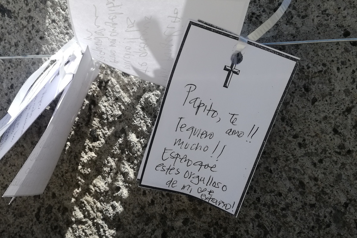 One of the obituaries left at the foot of the statue of Saint John Paul II.  |  Photo: Cynthia Fabila / DLF.