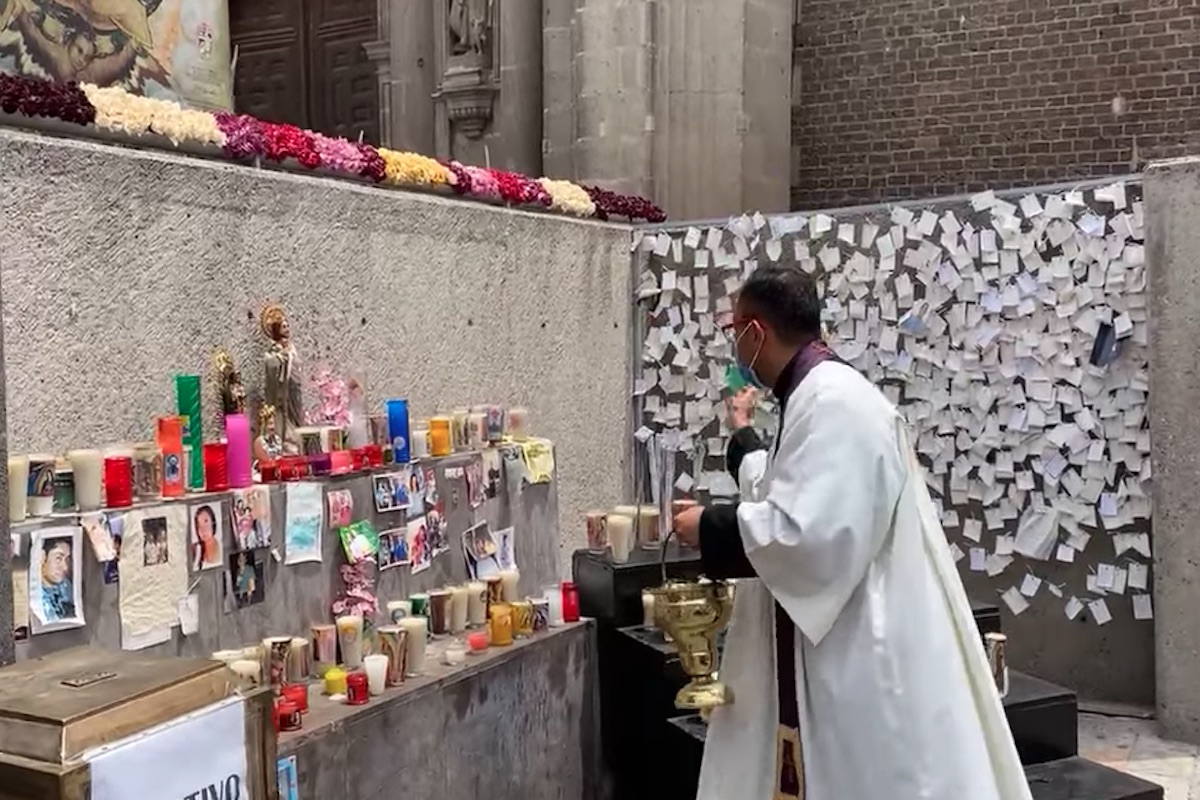 Different priests of the Basilica of Guadalupe dedicate a moment of prayer daily to bless the offerings.  |  Photo: Facebook INBG