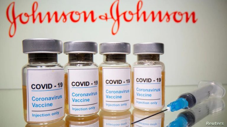 En un comunicado conjunto, los CDC y la FDA dijeron que estaban investigando coágulos en seis mujeres vacunadas con la vacuna de Johnson & Johnson. | Foto: Reuters / VOA.