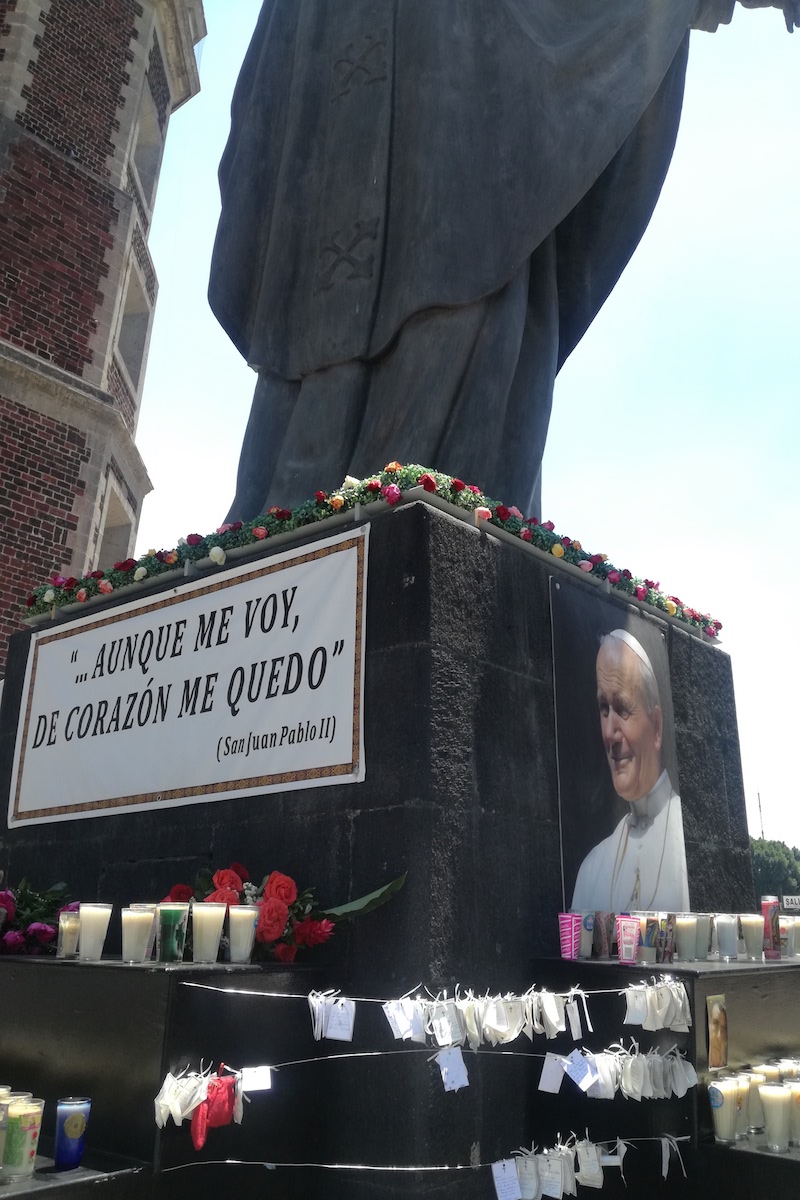 The candles and obituaries began to be put on in February, when the Virtual Community Novenario for the Dead began in the Basilica of Guadalupe.  |  Photo: Cynthia Fabila / DLF.