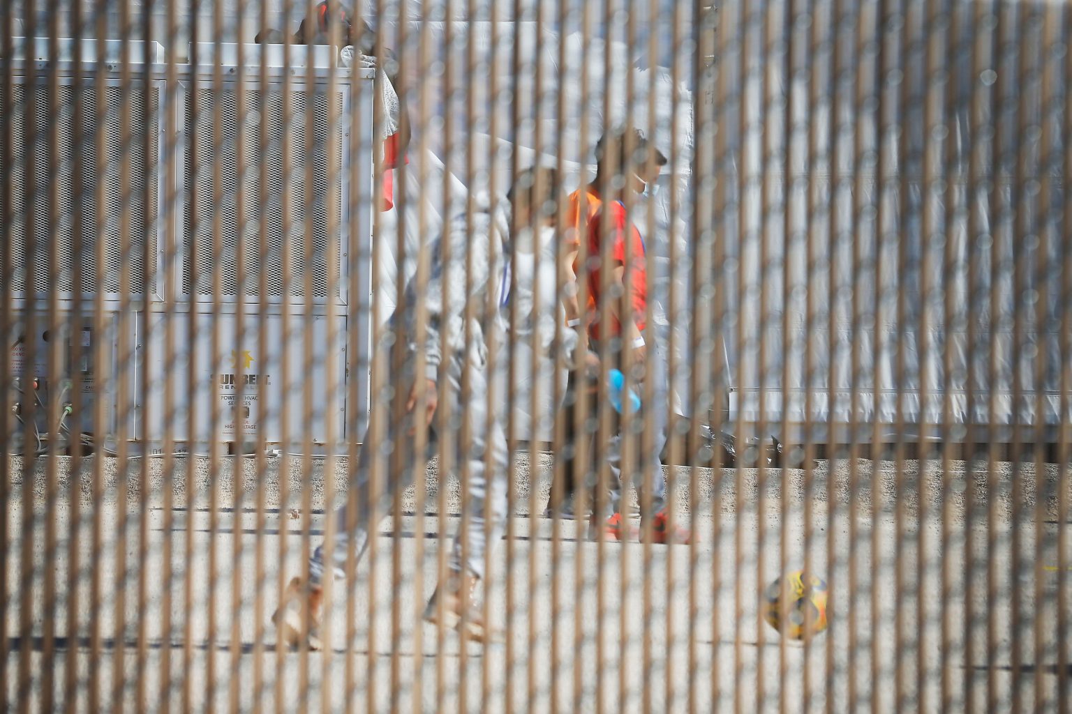 Niños migrantes juegan afuera en el refugio para menores no acompañados en Pecos. | Foto: Briana Sánchez.