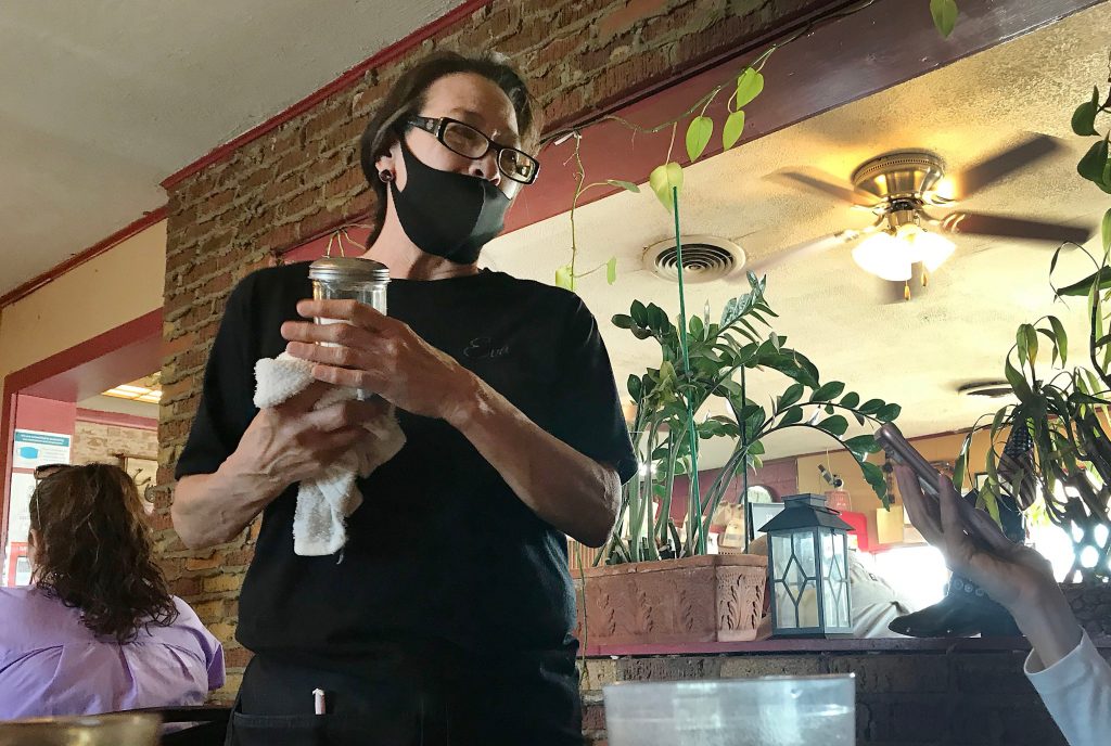 Eva Arredondo, camarera del restaurante mexicano Alfredo’s, habla sobre la reacción local de la que ha oído sobre menores que viajaban solos alojados en Pecos, en el restaurante. | Foto: Briana Sánchez.
