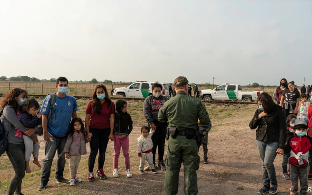 Cientos de familias migrantes fueron separadas durante la administración de Donald Trump. Ahora, el gobierno de Biden se niega a indemnizarlas. | Foto: Reuters / Voz de América.