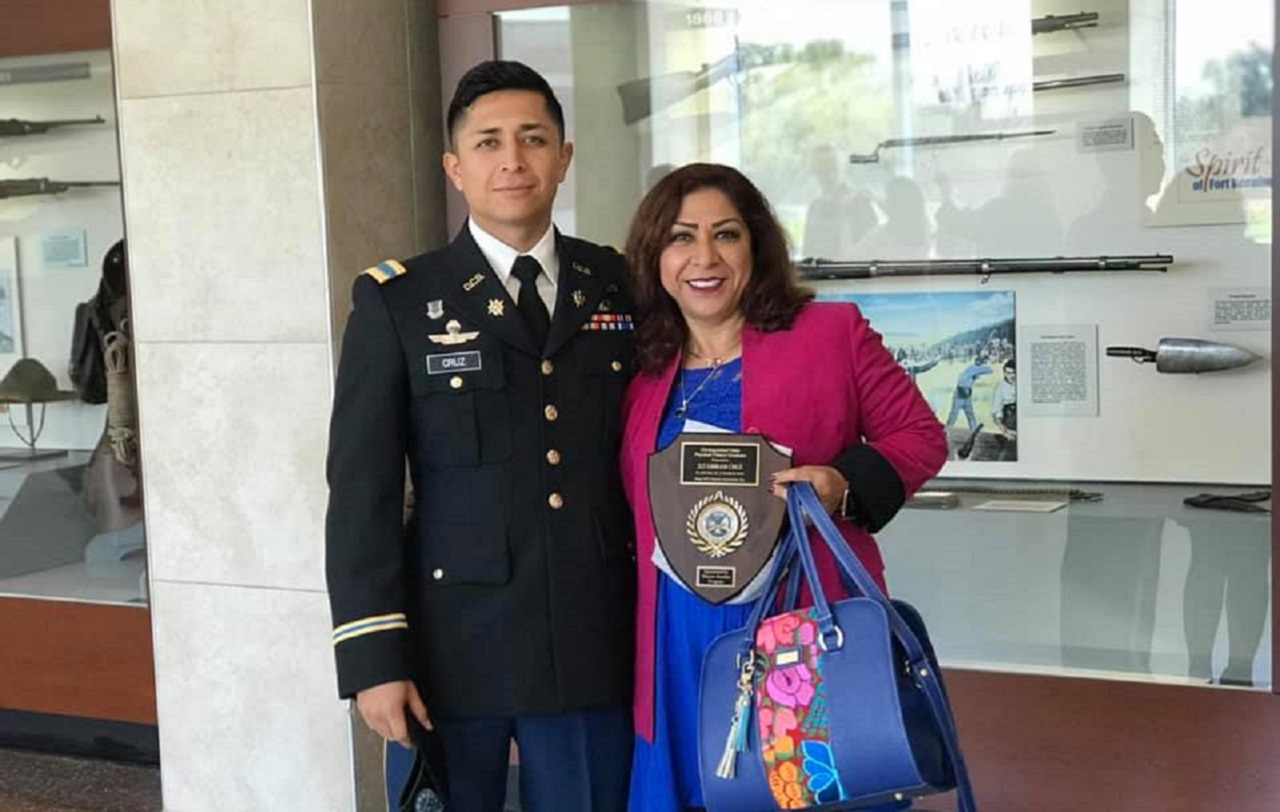 Rocío Rebollar y su hijo Gibrán Cruz, quien ingresó a la escuela militar sólo para ayudar a su madre a regularizar su estatus. | Foto: Cortesía.