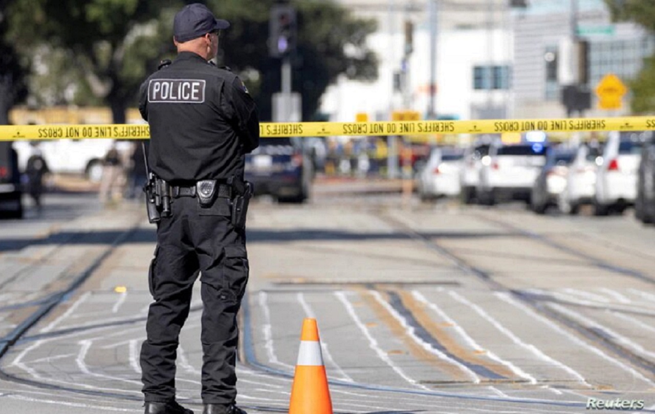 La policía resguardando la escena del crimen después del tiroteo en Carolina del Sur | Foto: ARCHIVO