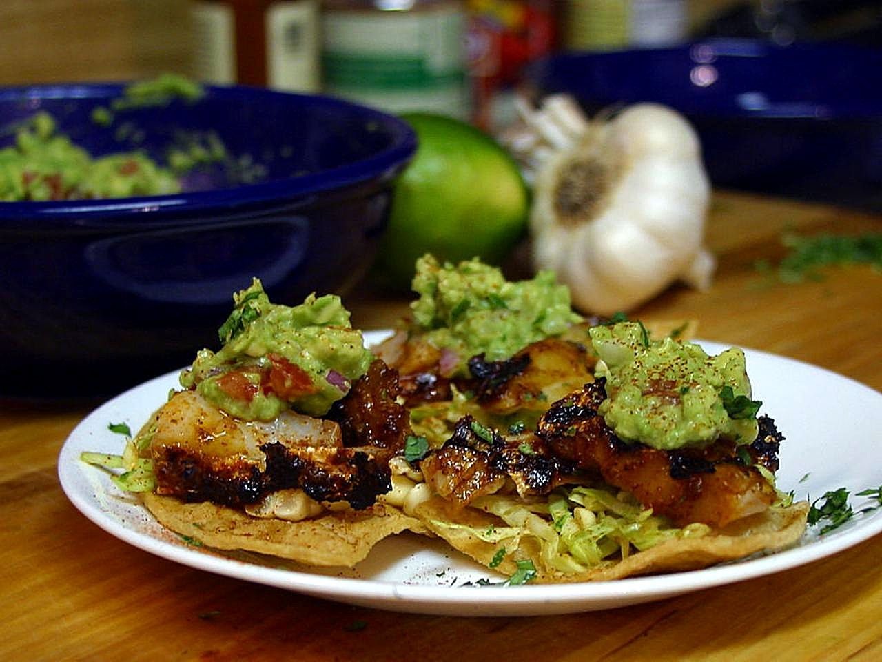 Este Cinco de Mayo, tus tacos y antojitos mexicanos no pueden servirse sin una buena cucharada de guacamole. | Foto: Pixabay.