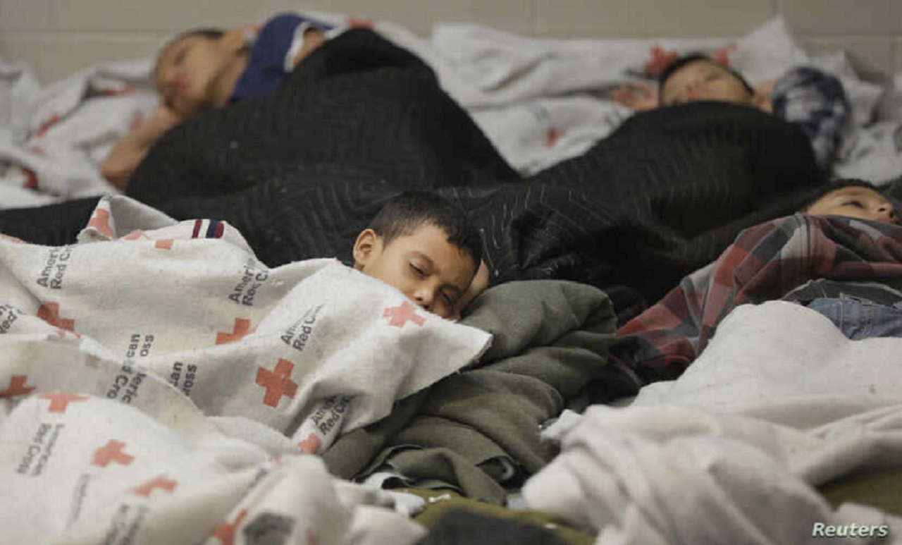 En marzo de 2021, los agentes fronterizos detuvieron al menos unos 19 mil niños migrantes no acompañados que cruzaron la frontera de manera irregular. | Foto: Reuters / VOA.