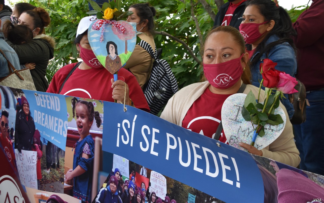 Inmigrantes y activistas de organizaciones se dieron cita en Washington DC, el 12 de mayo de 2021, para pedir soluciones inmediatas y permanentes para los trabajadores esenciales extranjeros. | Foto: Voz de América