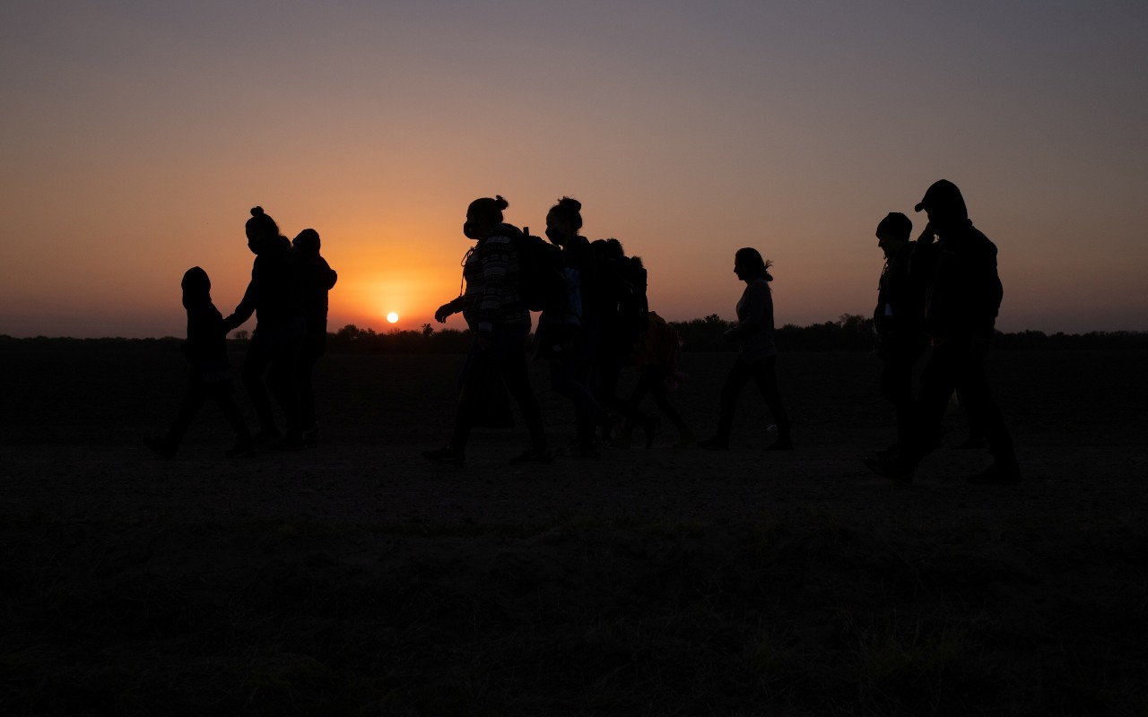 El sol sale mientras migrantes caminan hacia el muro fronterizo de Estados Unidos en búsqueda de asilo | Foto: Reuters / Voz de América