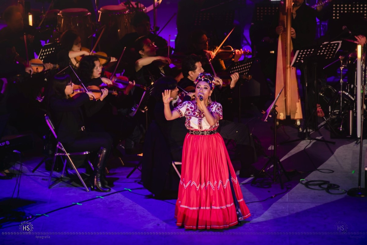 María Reyna durante una presentación en el Auditorio Guelaguetza en 2019. | Foto: Facebook @HSfotografo