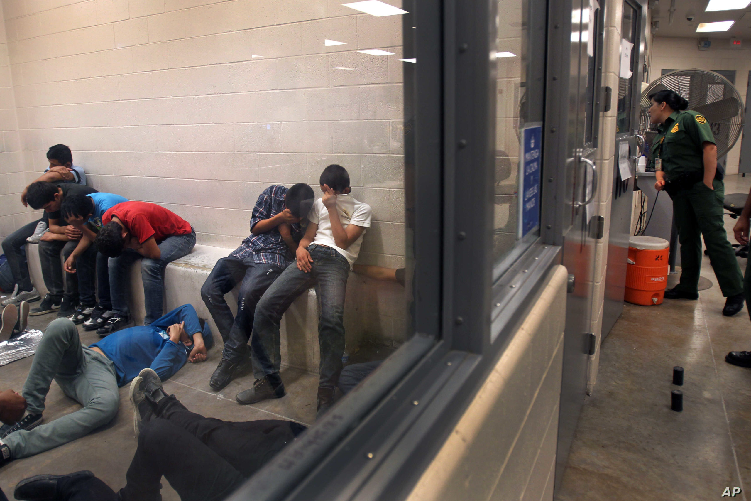 Según organizaciones pro inmigrantes Centros de detención de ICE fomentan violaciones a derechos humanos y piden medidas alternas a la detención. DHS evalúa cientos de denuncias sobre sus cetros de ICE y dice que corregirá situación. | Foto: AP / Voz de América