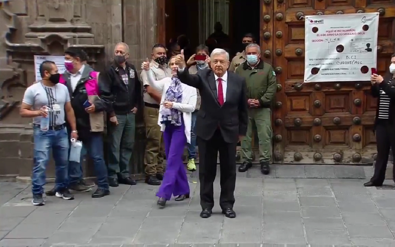 El presidente de México, Andrés Manuel López Obrador, luego de votar en las elecciones 2021 en México. Su partido gana la mayoría en la Cámara de Diputados. | Foto: Twitter @PartidoMorenaMx