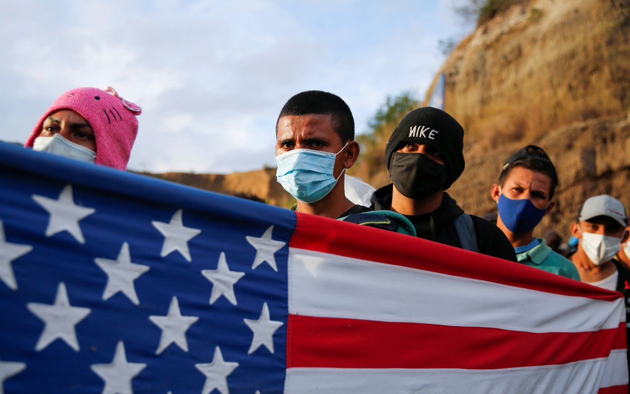 Un grupo de migrantes hondureños muestra una bandera de Estados Unidos | Foto: Reuters / Voz de América