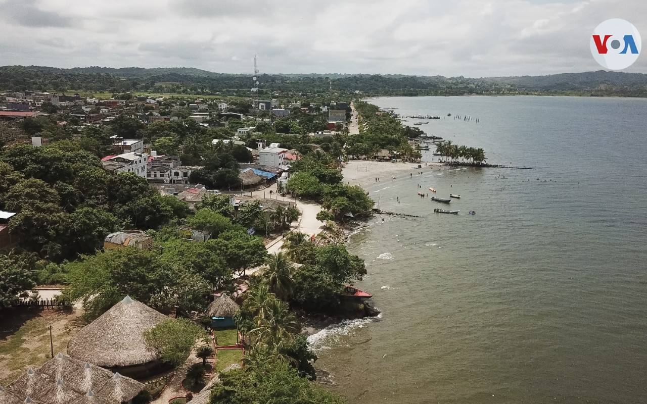 Esta son las playas de Necoclí, uno de los 11 municipios que conforman la región del Golfo de Uraba en Antioquia, Colombia, paso obligatorio de miles de migrantes de diferentes nacionalidades que buscan llegar a EE. UU., cruzando el Tapón del Darién | Foto: Voz de América
