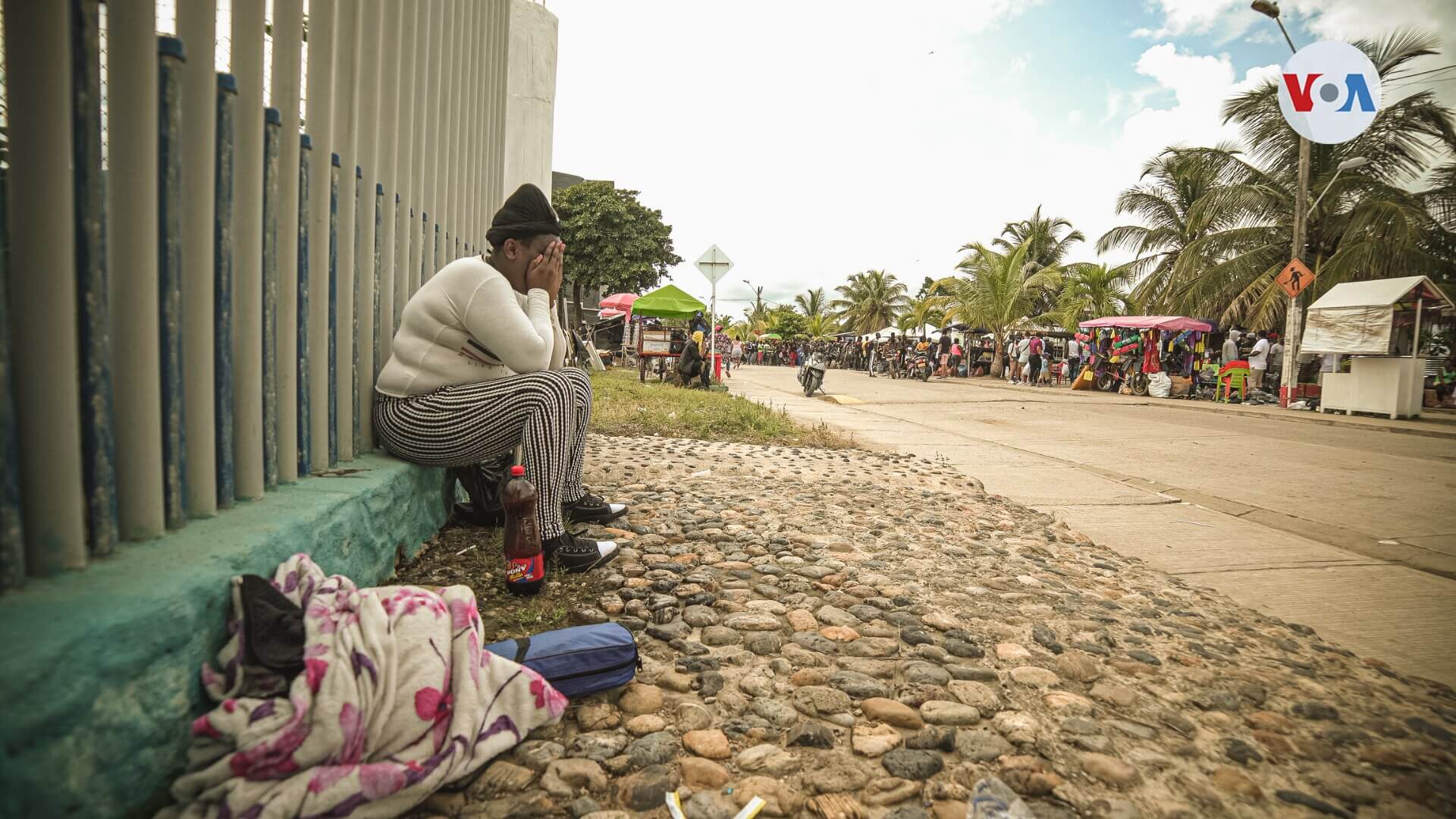 La desolación y angustia se apodera de los migrantes al enfrentarse con las duras condiciones para llegar a Necoclí, paso obligatorio para llegar a Centroamérica.