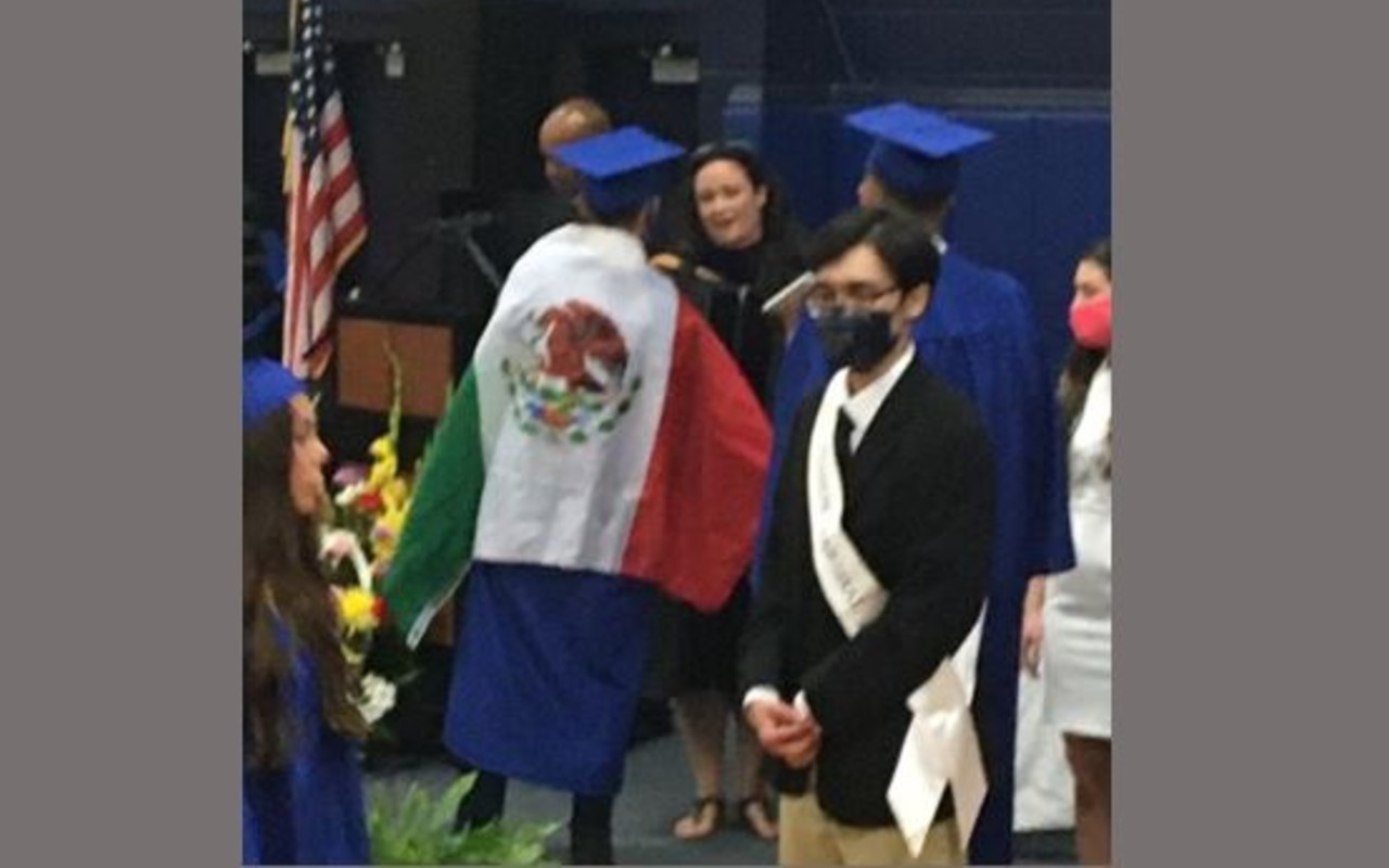 Por llevar bandera de México, le niegan diploma durante su graduación