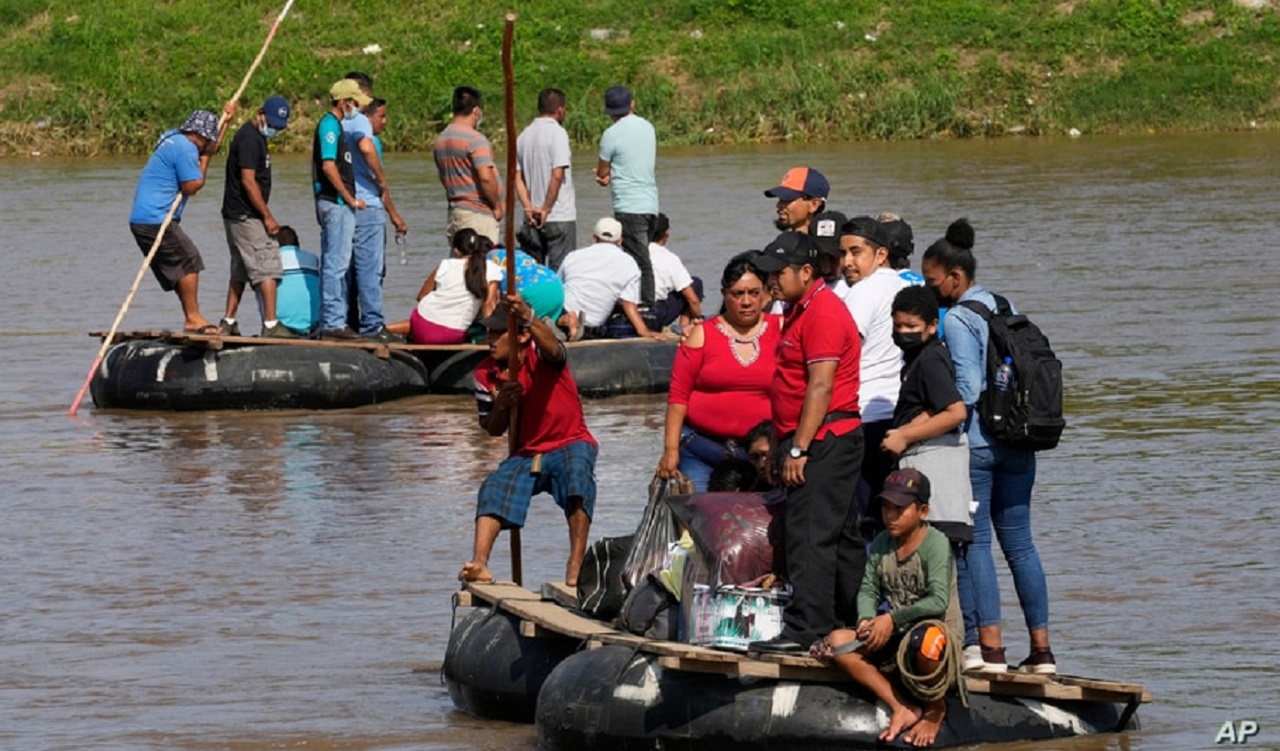 Muchos solicitantes de asilo tendrán que volver a viajar a la frontera si es que regresaron a sus países después de perder sus casos bajo el programa "Quédate en México". | Foto: AP/VOA.