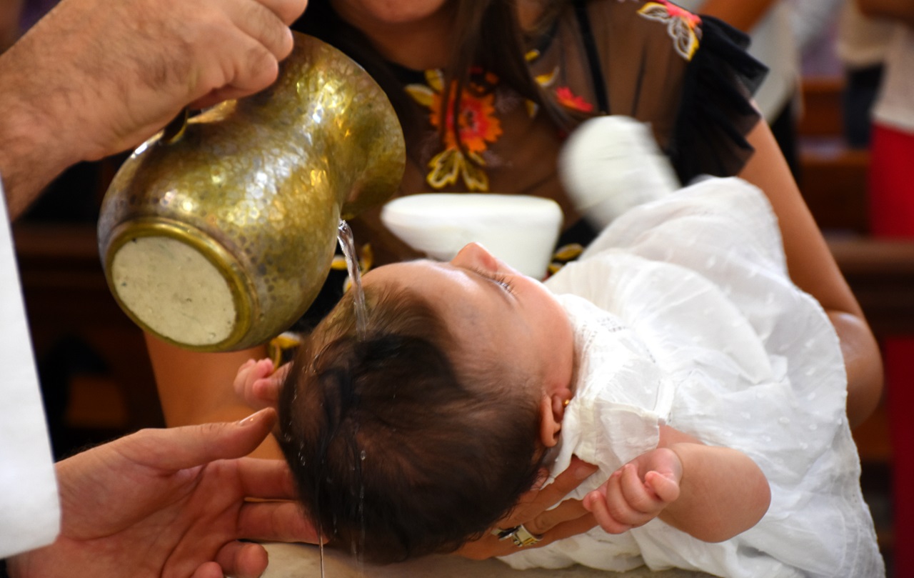 Los padrinos de bautizo tienen la misión de guiar la vida católica de los niños. | Foto: Cathopic.