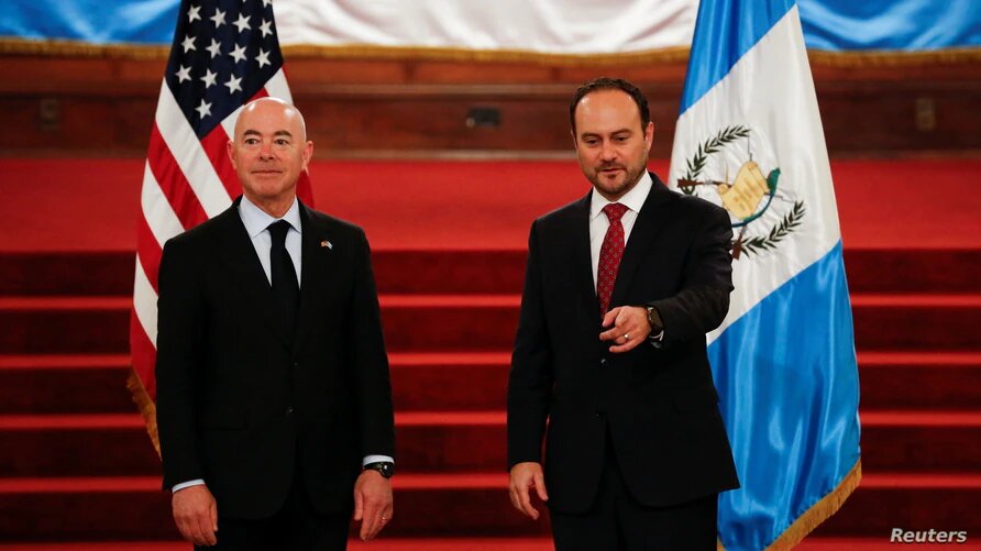 El secretario de Seguridad Nacional de USA, Alejandro Mayorkas, a la izquierda, junto al canciller de Guatemala Pedro Brolo durante su encuentro en la capital guatemalteca el 6 de julio de 2021. | Foto: Reuters / VOA.