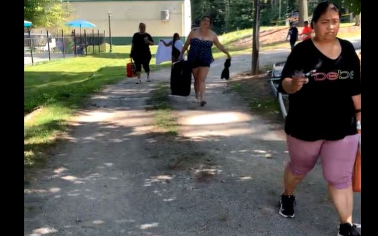 Corren a familias latinas de una piscina por escuchar música en español. | Foto: Captura de pantalla del video.