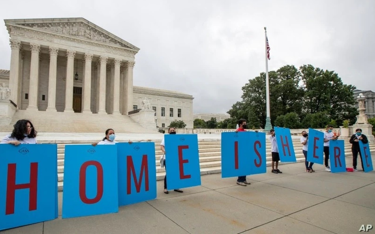 Estudiantes beneficiario del programa de Acción Diferida para los Llegados en la Infancia (DACA) se reúnen frente a la Corte Suprema, en Washington DC, el 18 de junio de 2020. | Foto: AP / Voz de América