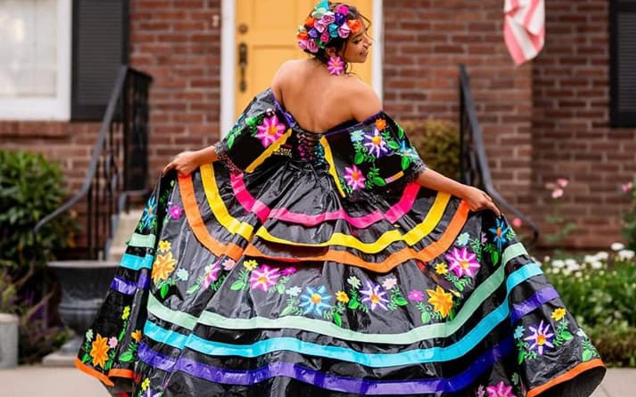 Estudiante crea vestido con cinta adhesiva inspirado en la cultura mexicana. | Foto: Facebook de CasaQ.
