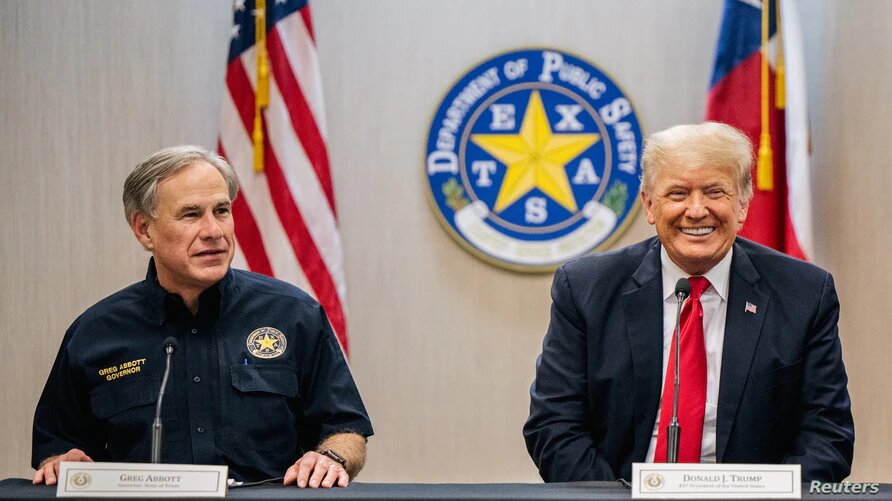 Donald Trump en un encuentro sostenido el miércoles 30 de junio de 2021 junto al gobernador de Texas, Greg Abbott. | Foto: Reuters / VOA.