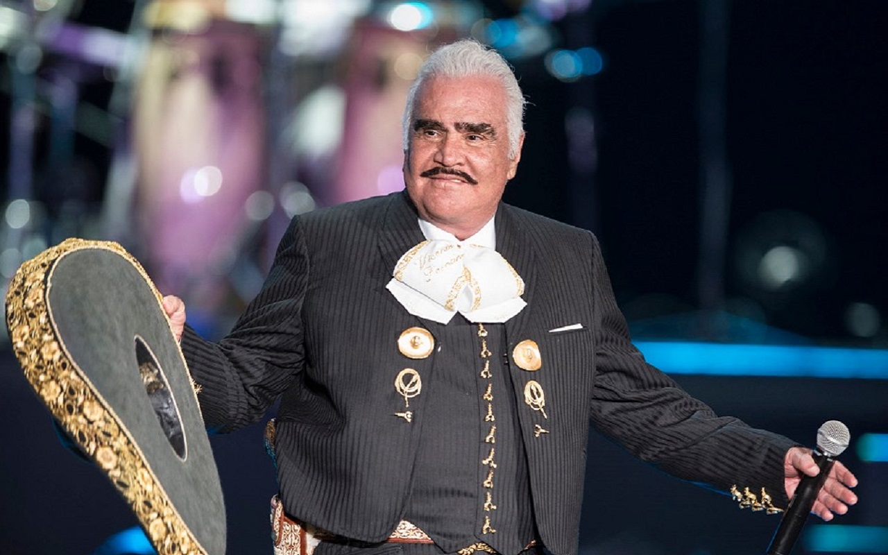 Vicente Fernández durante una presentación antes de retirarse de los escenarios. | Foto: Facebook oficial del cantante.