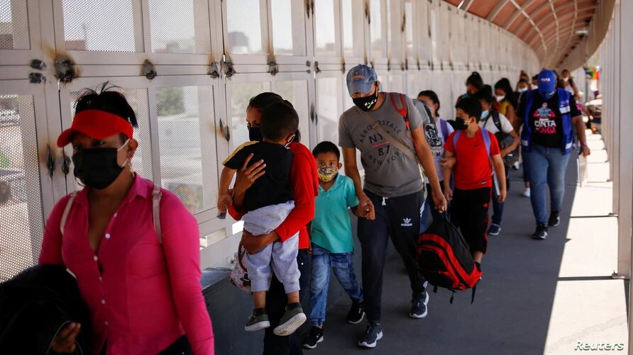 Migrantes de Centroamérica cruzan la frontera por el Paso del Norte en Ciudad Juárez para pedir asilo en Estados Unidos. | Foto: Reuters / VOA.