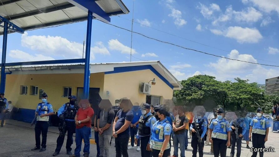 Policía de Honduras presenta a los presuntos traficantes que movilizaban a 150 nicaragüenses rumbo a Estados Unidos. | Foto: Voz de América.