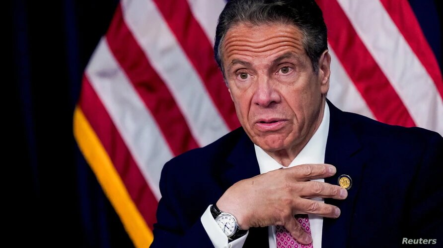 El gobernador de Nueva York, Andrew Cuomo, durante una conferencia de prensa donde anunció su renuncia. | Foto: Reuters / VOA.